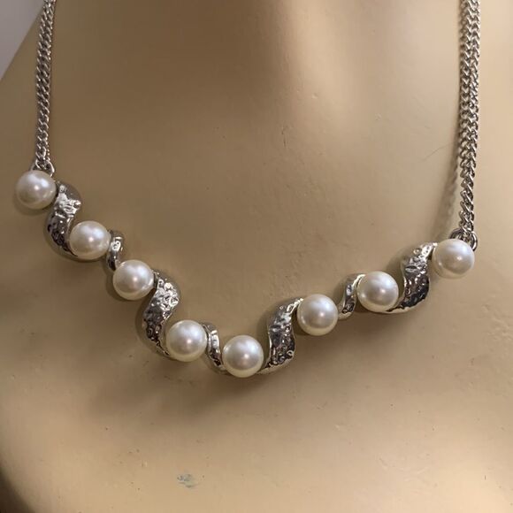 Pearl and Rhinestone Necklace with Pierced Earrings Costume Jewelry Silvertone - Picture 3 of 8